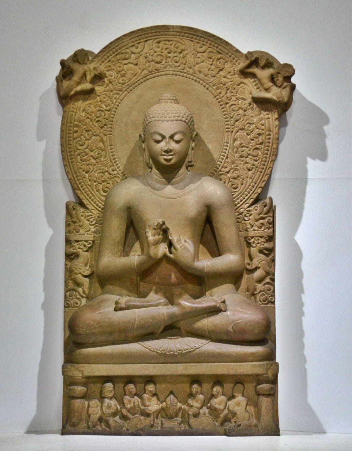 Buda de Sarnath en posición de dharmachakra mudra, siglo V d.C.