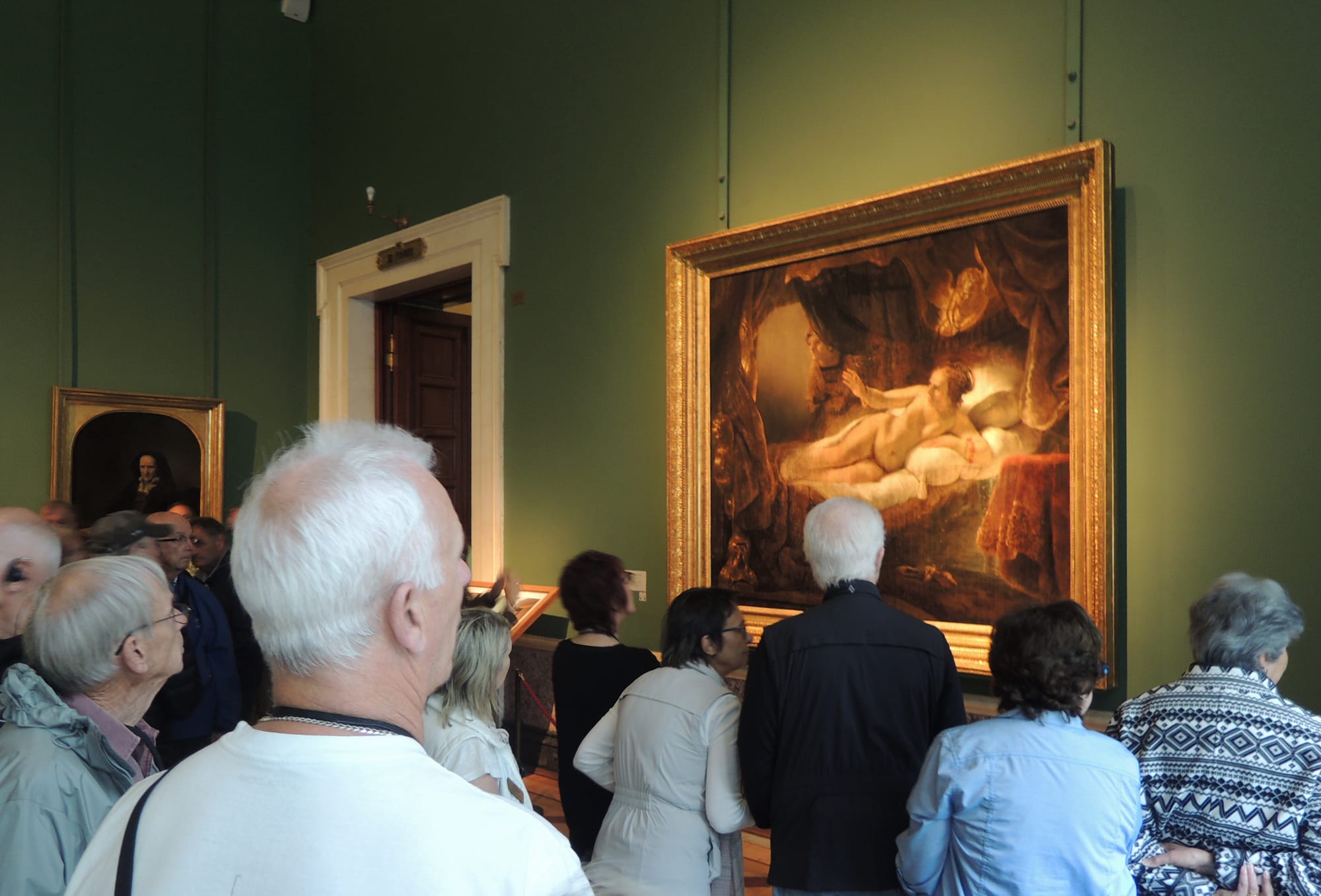 Pintura de Dánae de Rembrandt, con una luz dorada inundando la habitación