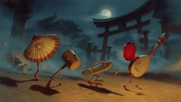Un paraguas de papel con un ojo, un mazo, una sandalia de paja y un laúd con patas desfilan de noche ante un torii bajo la luna