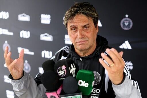 Longtime Messi friend Hoyos unveiled as Inter Miami coach