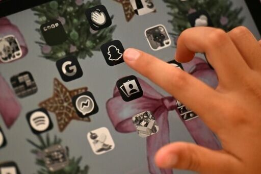 France eyes ban on social media for under-15s
