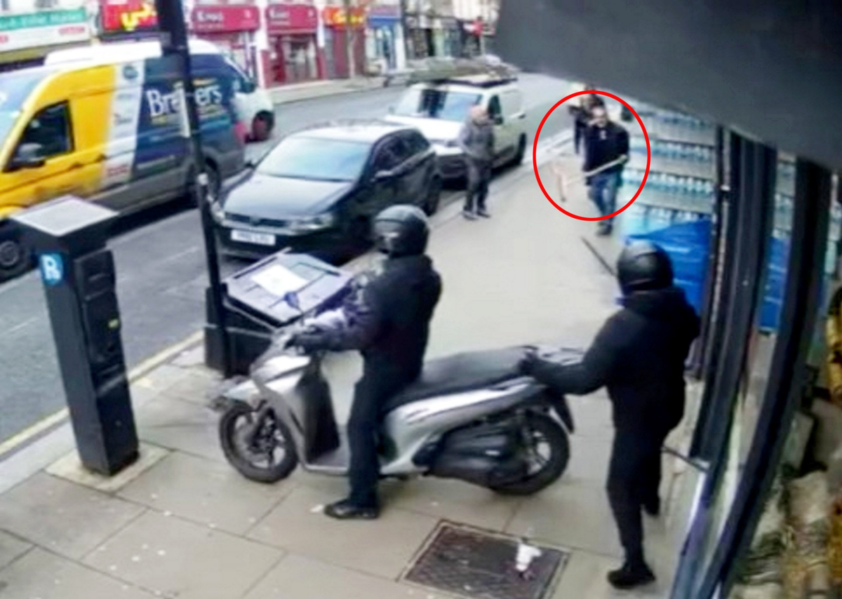 Terrifying moment man armed with broom faces robbers with machetes