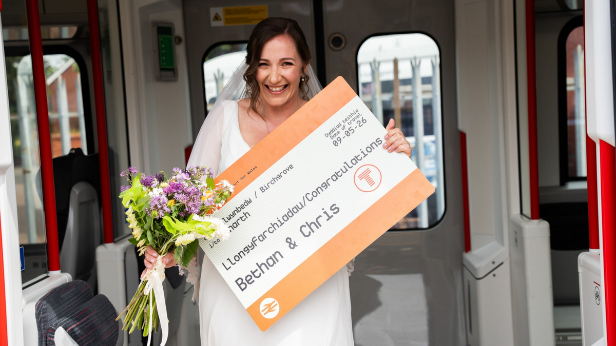Bride stuns guests by traveling to her wedding by train