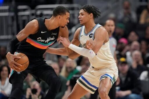NBA Spurs stretch win streak to eight in rout of Bucks