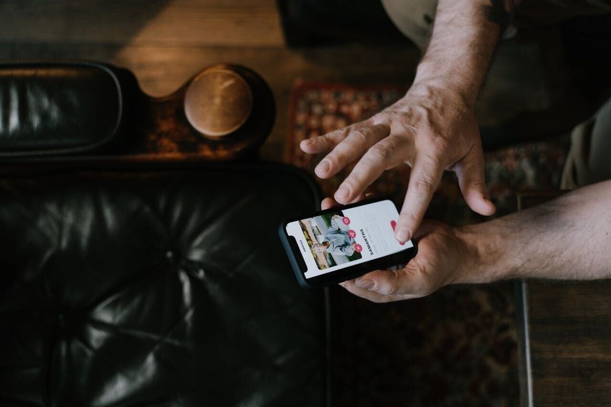 Research reveals how sexy dating profile photos can backfire
