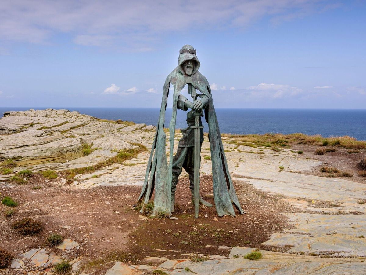 King Arthur’s birds return to historic castle after 100 year absence
