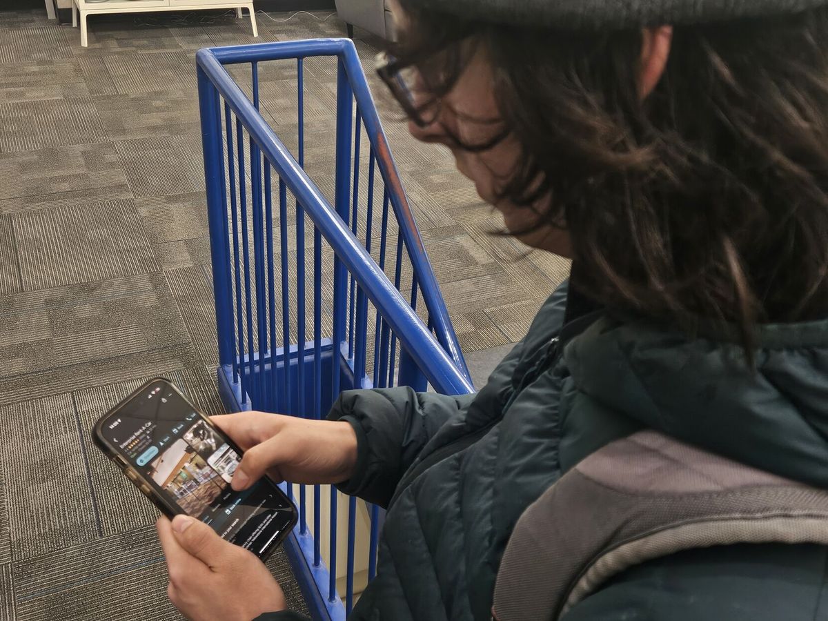 It’s Difficult — But Worthwhile — to Navigate College Without a Phone