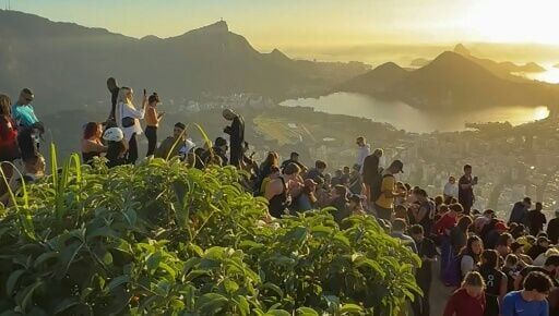 Gun battle traps more than 200 tourists at Rio viewpoint