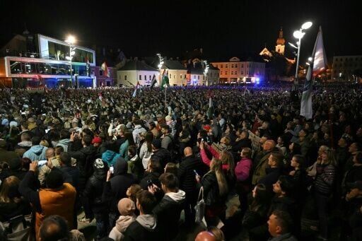 Hungary rivals rally crowds in closing strait of election campaign