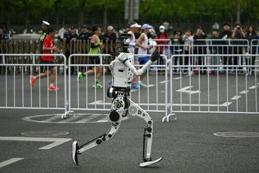 Humans far behind as robot breaks record at Beijing half marathon