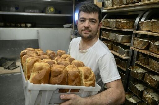 French volunteer bakes for Ukraine amid frosts and power outages
