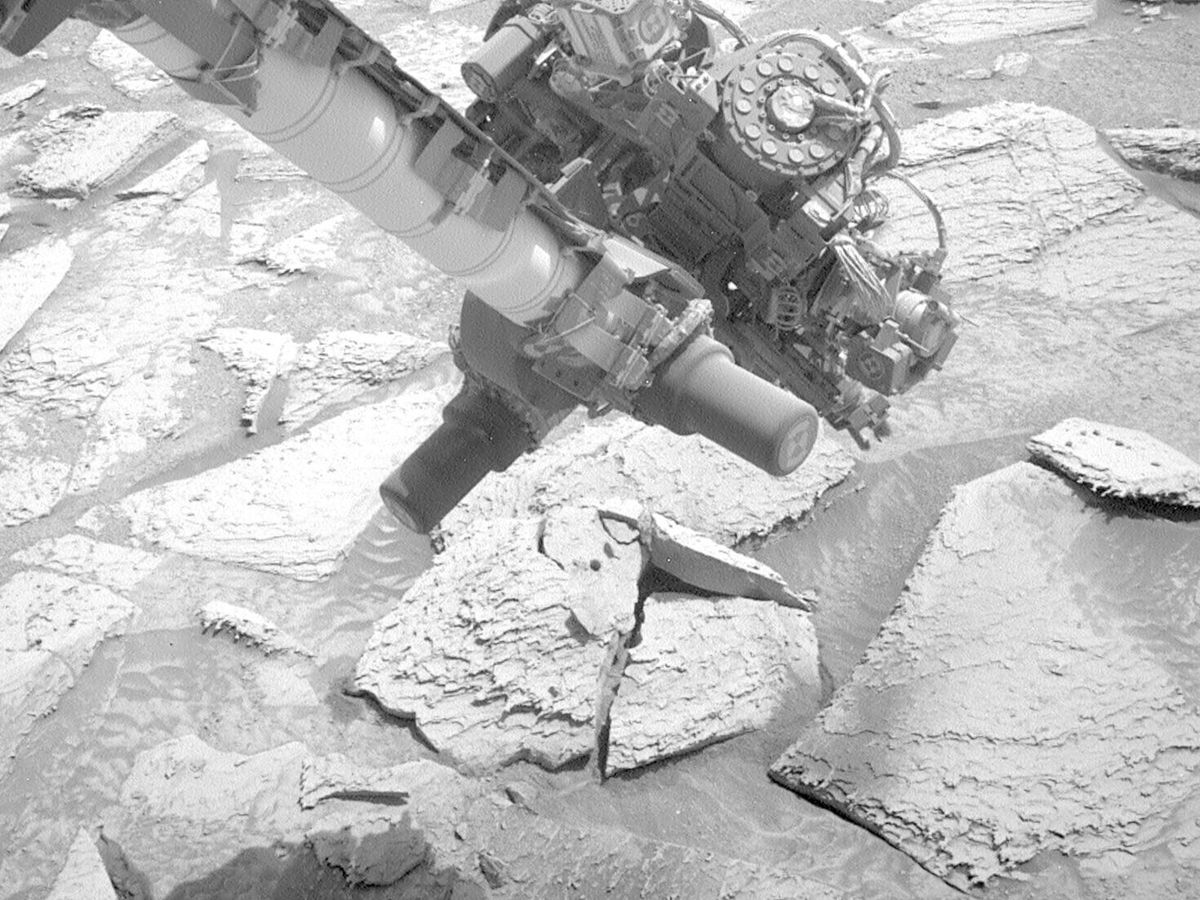 Clingy Martian boulder sticks with Curiosity rover for week