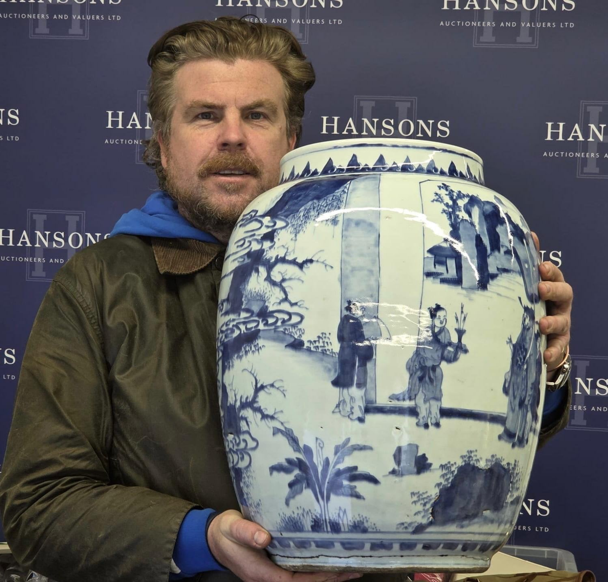 500-year-old Chinese vase found in home to fetch thousands at auction