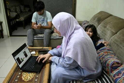 Going online helps Pakistan's women doctors back to work
