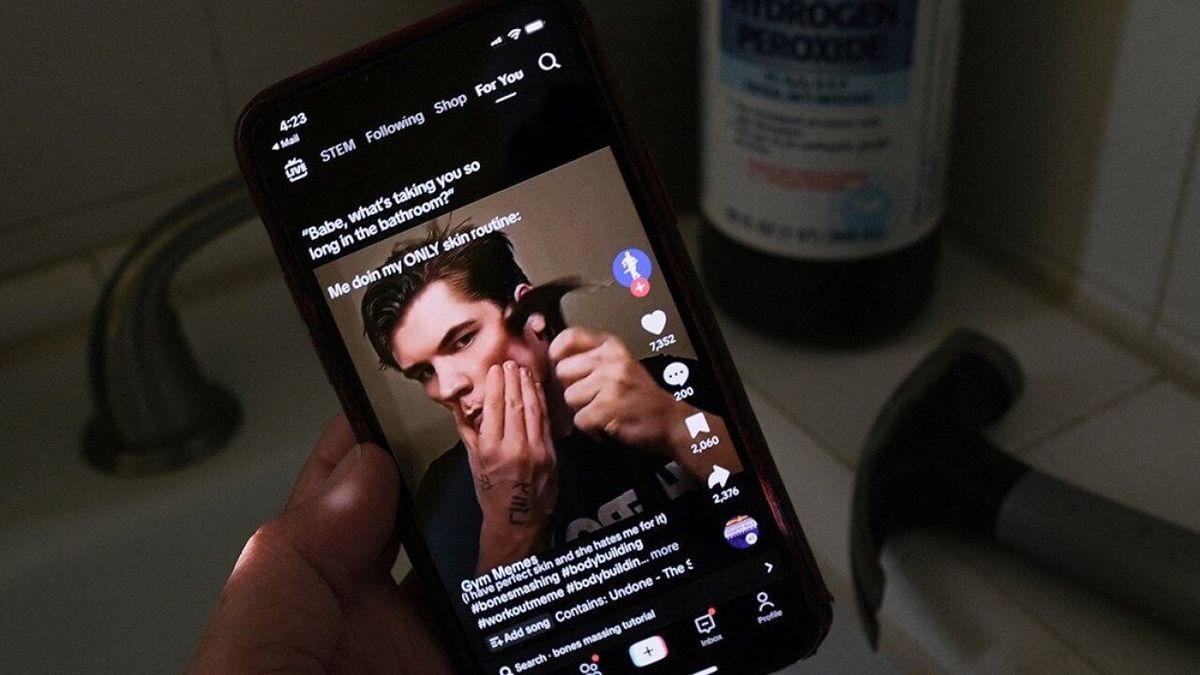What is looksmaxxing? A therapist explains the TikTok trend and what it means for young men's mental health