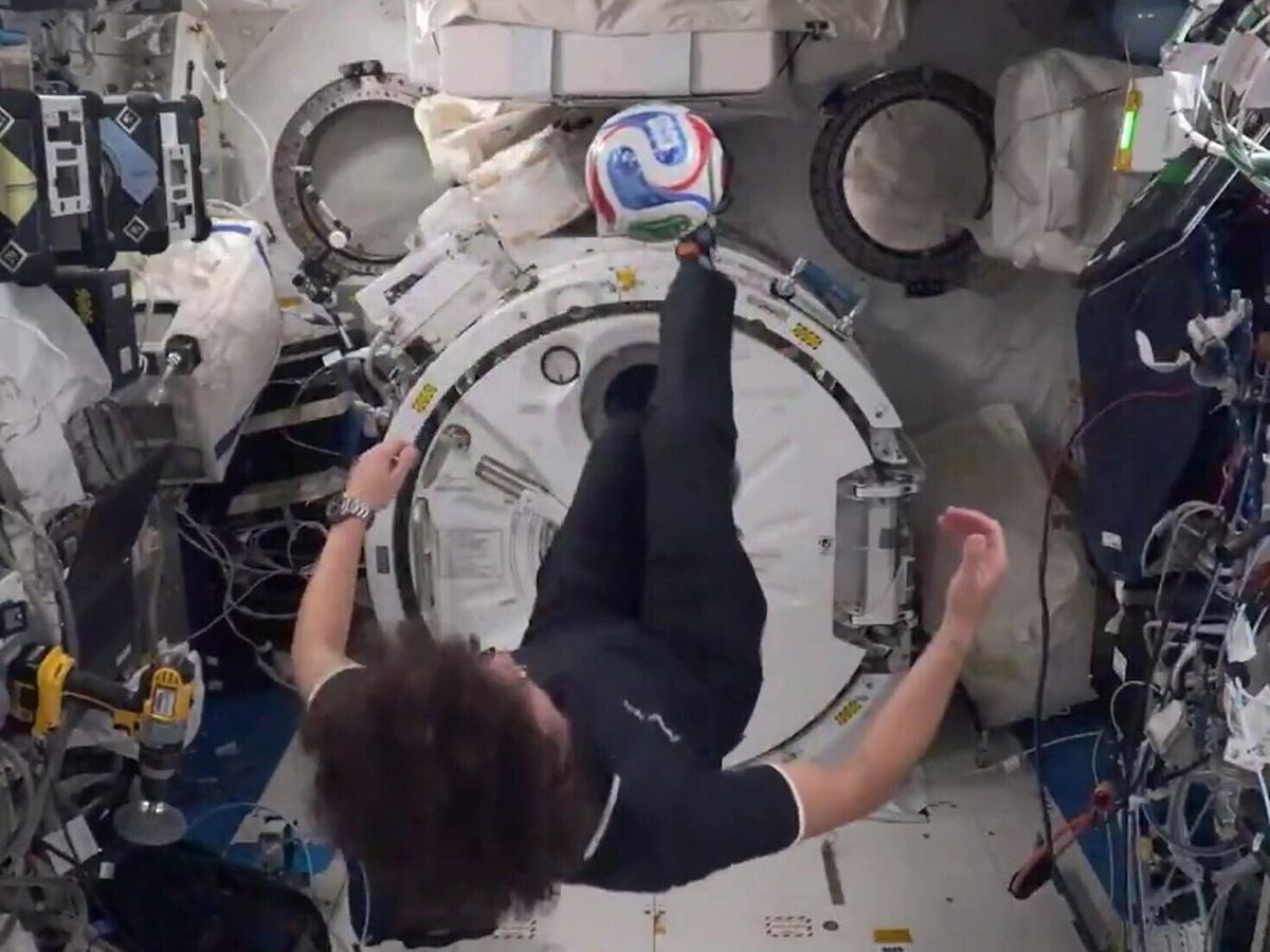 Astronaut does bicycle kick in space during soccer science lesson