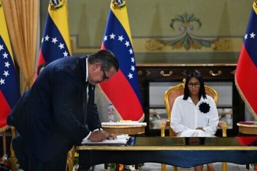 Venezuela, Chevron strike deals to expand oil operations in key region