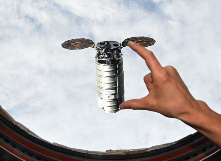 Astronaut captures funny optical illusion as cargo ship arrives at ISS