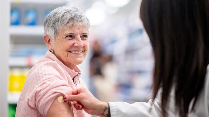 Vacunas de rutina para personas mayores: qué es lo que quiere el farmacéutico que usted sepa sobre la culebrilla y más