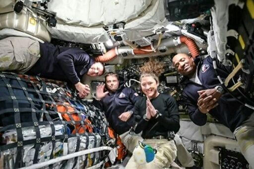 After milestone-rich lunar flyby, astronauts start trip home
