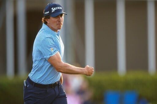 Lowry collapses late again, Echavarria snatches victory in Cognizant Classic