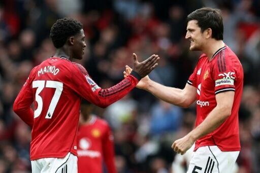 Man Utd beat Liverpool, Spurs climb out of relegation zone