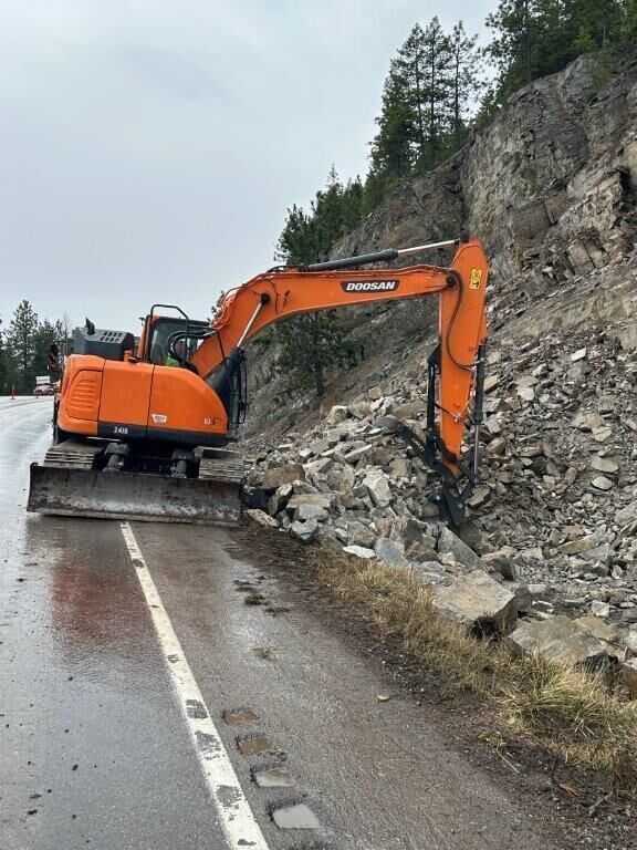 Crews clean up rockslide on US 93 north of Polson