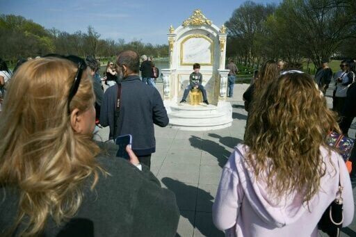Golden toilet statue mocks Trump near renovated White House