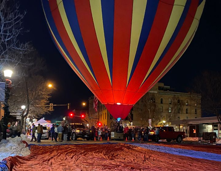 8,000 people attend annual Christmas Stroll