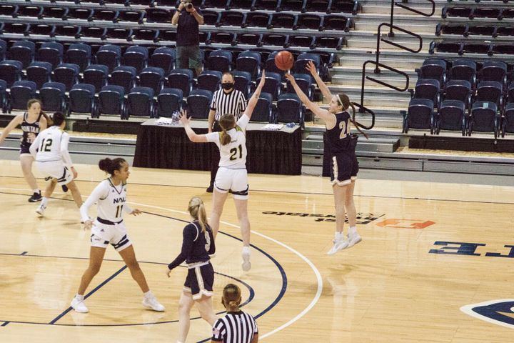 Women's basketball picks up first series sweep
