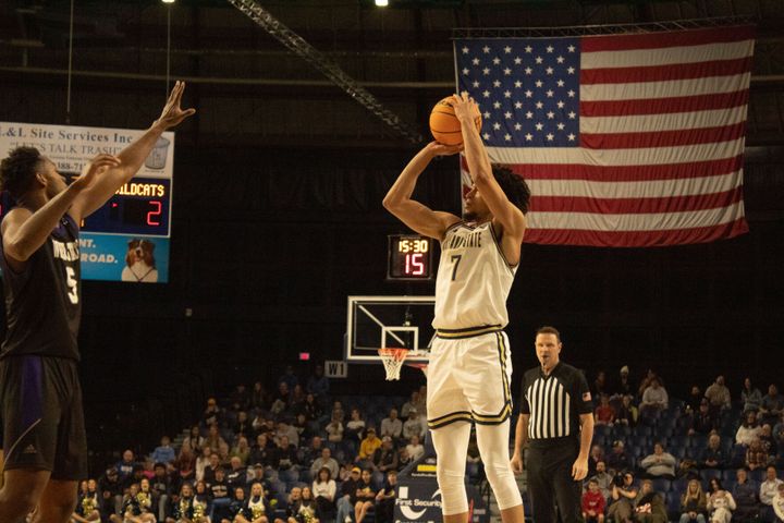 Men’s basketball builds momentum with back-to-back home wins