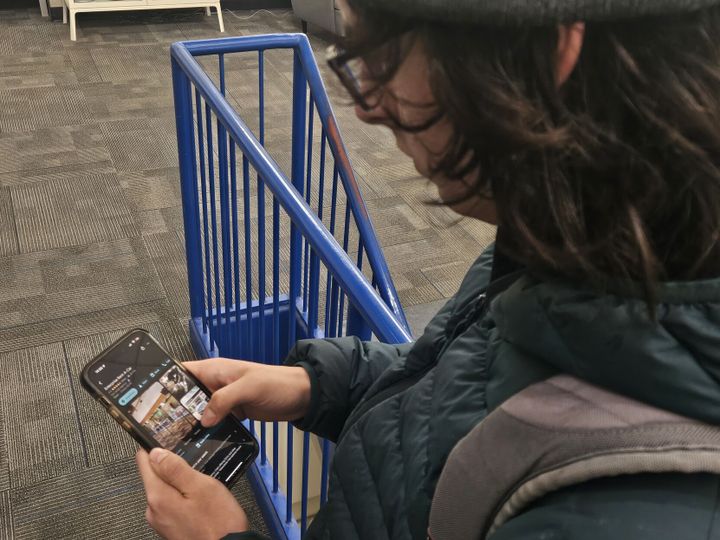 It’s Difficult — But Worthwhile — to Navigate College Without a Phone