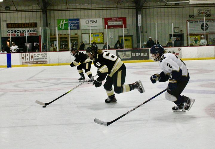 Women’s hockey bounces back to split double header with CU