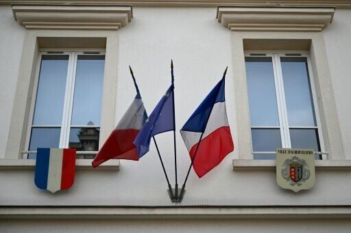 Several French far-right mayors take down EU flags