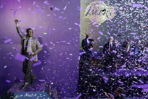 Lakers honor championship coach Riley with statue