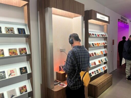 'Bookless bookstore': audio-only book shop opens in New York