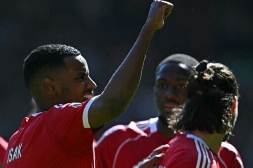 Arsenal back on top of Premier League, Spurs win