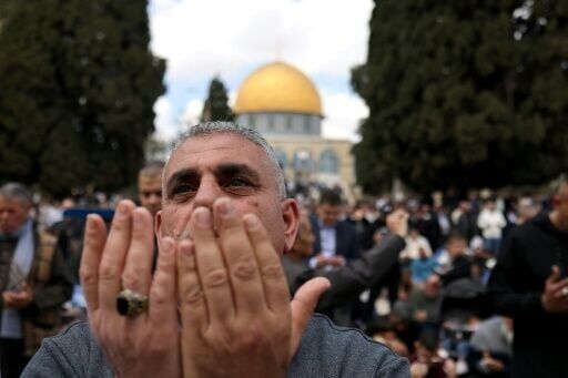 Over 100,000 worshippers perform Friday prayers at Al-Aqsa