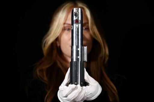 'Jaws' harpoon gun and 'Star Wars' treasures lead LA film and TV auction