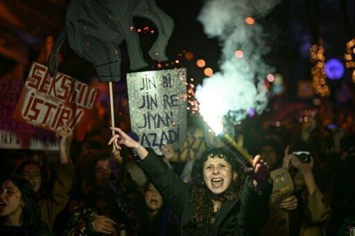 In Istanbul, despite ban, thousands march for Women's Day