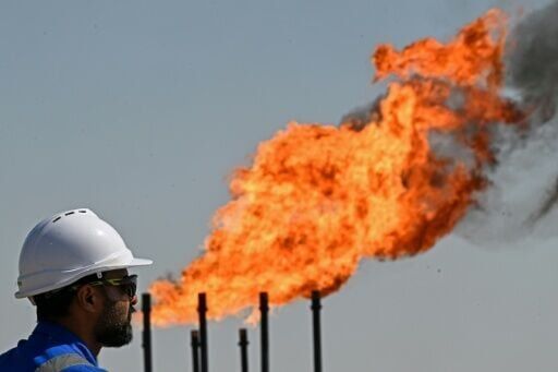 Oil slumps after hitting peak, US indices reach new records