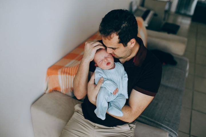 New dads who take longer parental leave less likely to suffer depression
