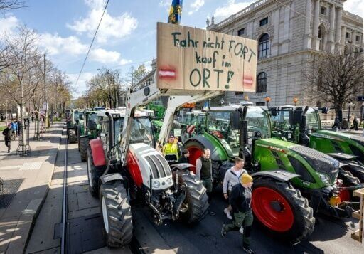 Tractors roll through Vienna as farmers protest