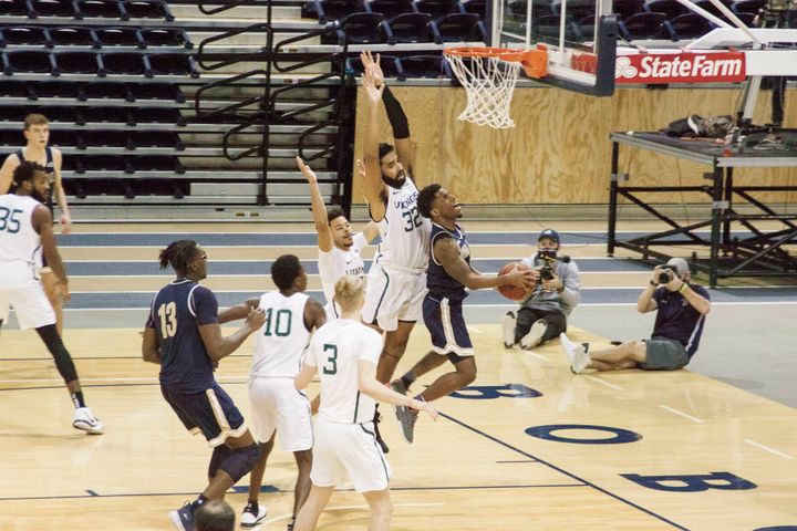 Men's basketball sweeps Vikings