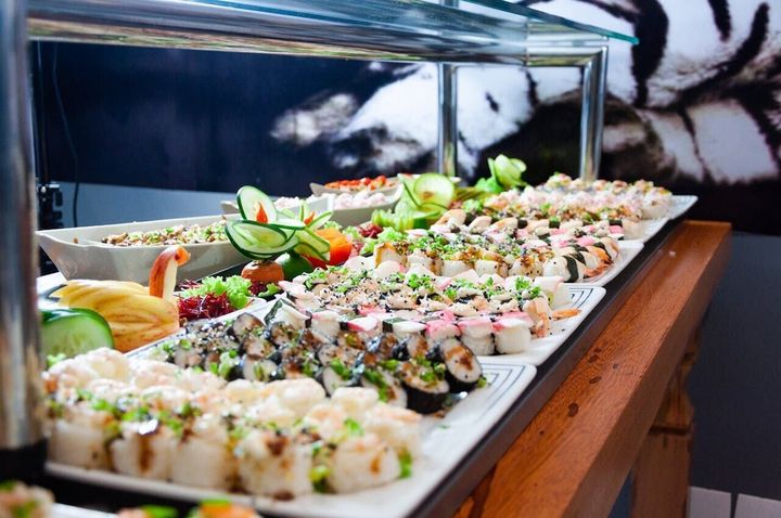 Do buffets cause us to overeat?