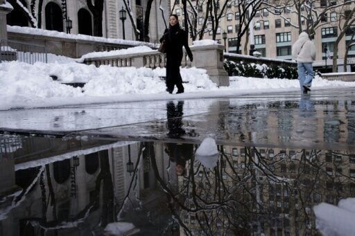 US retail sales decline as consumer pullback deepens