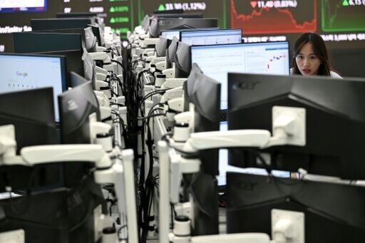 Oil extends gains on US-Iran tensions, stocks retreat