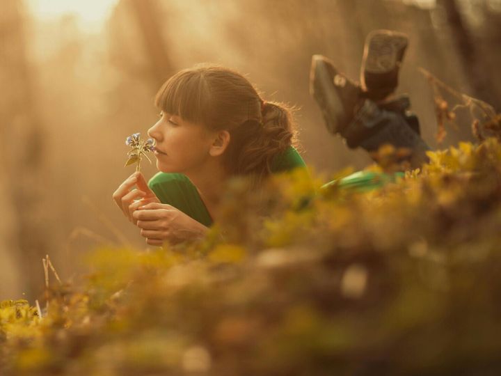 Turns out ‘touching grass’ boosts body image and life satisfaction