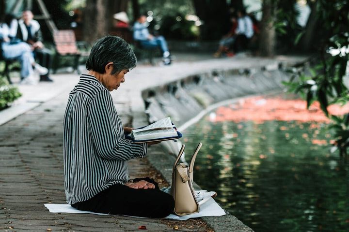Reading while sitting down may help reduce dementia risk: study