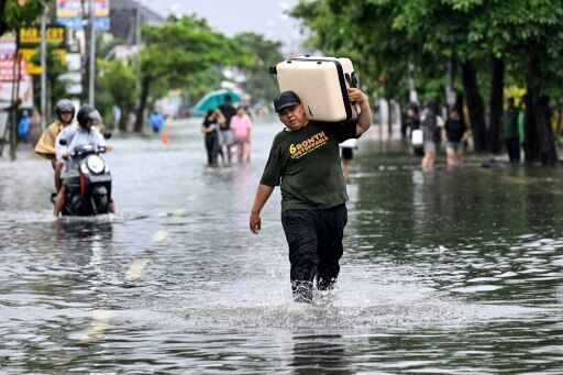 Bali flooding prompts tourist evacuation: official